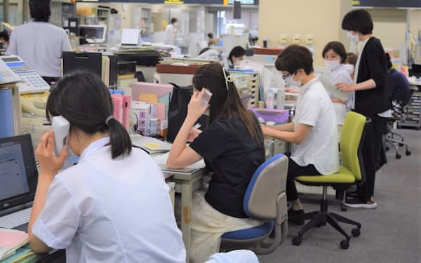 感染者への連絡に追われる名古屋市中区の保健センター（22日）