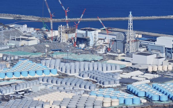 東京電力福島第１原子力発電所。手前は処理水の貯蔵タンク(3月)
