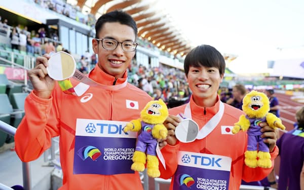 陸上の世界選手権男子20キロ競歩で金メダルを獲得した山西利和（左）と銀メダルの池田向希。日本陸連は今大会からメダル報奨金を大きく減らした＝代表撮影・共同