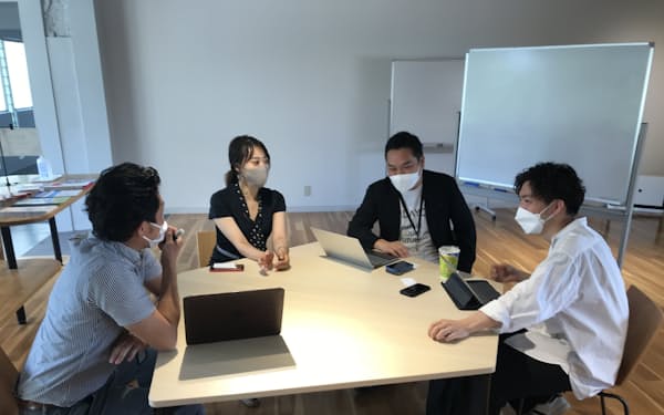 起業支援オフィスに入居する原嶋なつみさん（左から2番目）ら