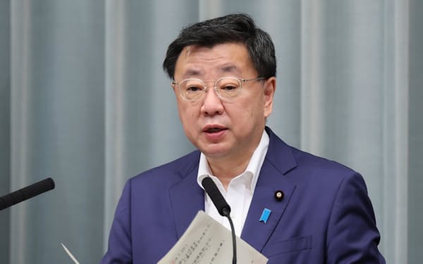 記者会見で安倍元首相の国葬について発表する松野官房長官（22日午前、首相官邸）