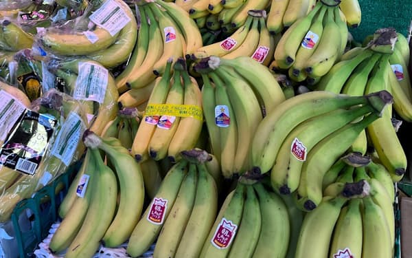 需要が安定するバナナは店頭で特売の目玉になりやすい（都内のスーパー）