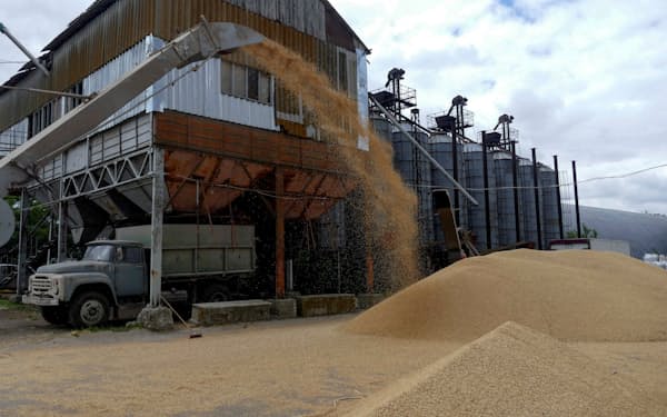 オデッサ港は穀物輸出の主要港の一つ（6月、オデッサ州の穀物ターミナル）＝ロイター