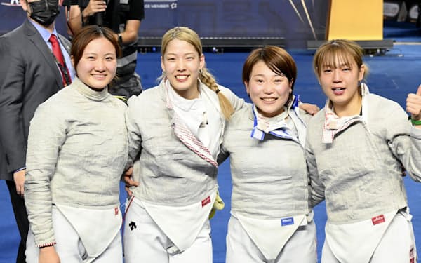 女子サーブル団体で、銅メダルを獲得した日本の（左から）尾崎世梨、江村美咲、小林かなえ、福島史帆実（23日、カイロ）＝共同