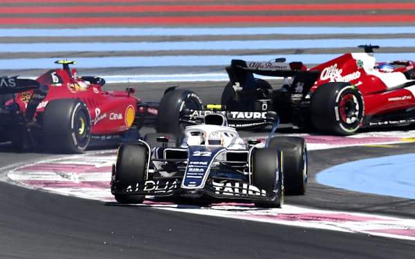 F1フランスGPでスピンしたアルファタウリの角田裕毅＝手前（24日、ルカステレ）＝ゲッティ共同