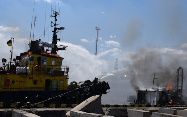 火災が起きたオデッサ港（23日）＝ウクライナ軍提供・ロイター