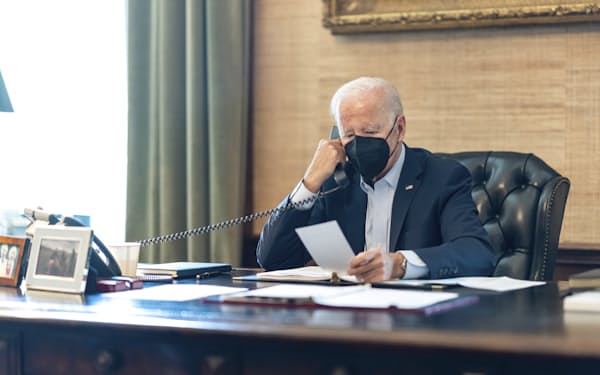 米ワシントンのホワイトハウスで、電話で話すバイデン大統領（22日）=AP