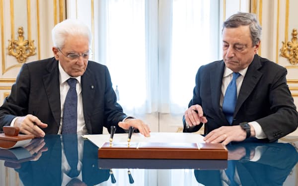 イタリアのマッタレッラ大統領（左）と、辞表が受理されたドラギ首相（21日、ローマ）＝ロイター