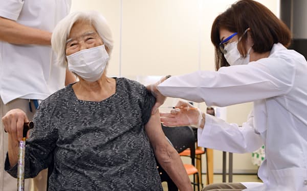 4回目のワクチン接種を受ける女性（27日、大阪市浪速区）