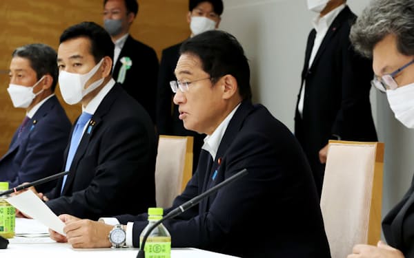 経済財政諮問会議で発言する岸田首相（25日、首相官邸）