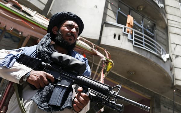 襲撃を受けたシーク教徒の礼拝施設の近くで警戒するタリバンの治安部隊メンバー（６月、カブール）＝ロイター