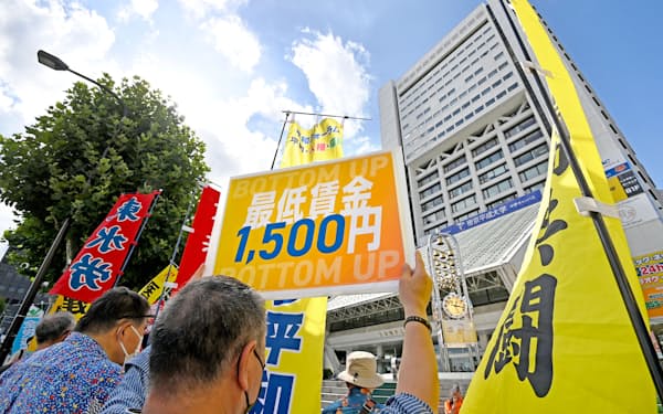 中央最低賃金審議会が行われている中野サンプラザ前で、全国一律1500円を訴える人たち（25日、東京都中野区）