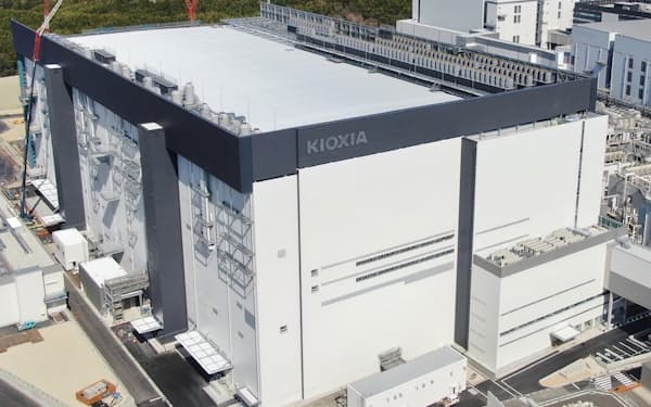 キオクシア四日市工場の新棟。設備の搬入や立ち上げを進めており、今秋の稼働を計画する(三重県四日市市)