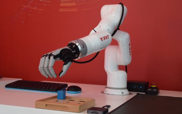 節卡の協働ロボットは精密な動作が可能（7月、上海市の本社）