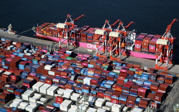 大量の貨物を輸出入する東京港