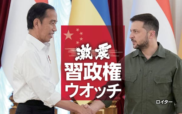 ウクライナのゼレンスキー大統領(右)と握手するジョコ氏(6月29日、キーウ) =ロイター