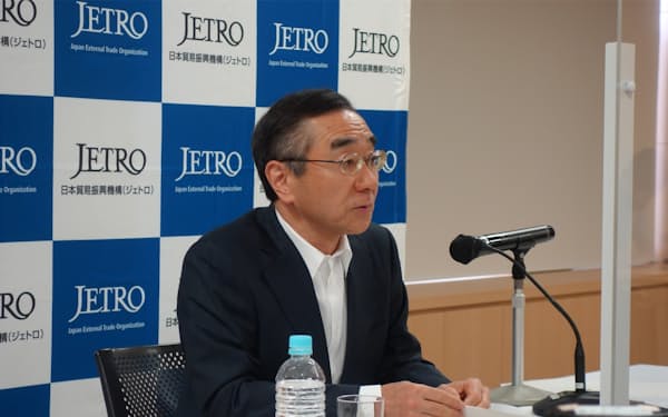ジェトロの佐々木伸彦理事長が記者会見で説明した（26日）