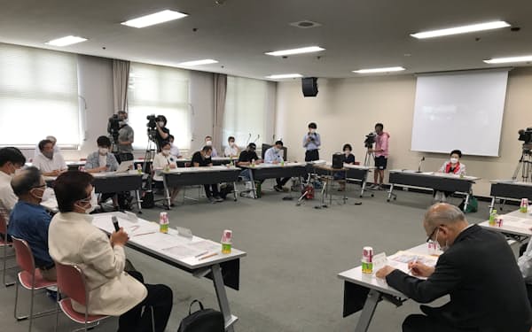 議論が紛糾した阿波おどり実行委員会（26日、徳島市）