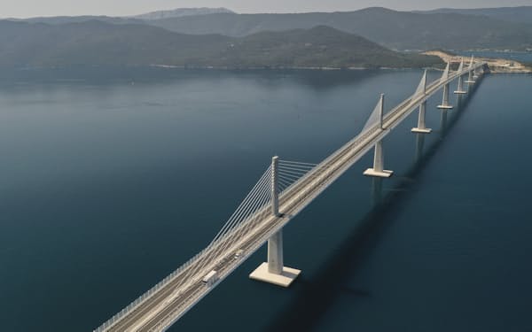 ペリエシャツ橋の全長は約２４００メートル（２６日、クロアチア南部）＝AP