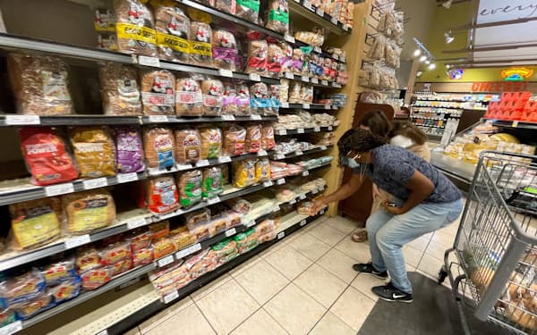 生鮮食品などの物価高騰が消費者の生活を圧迫している（6月13日、米ロサンゼルス）＝ロイター