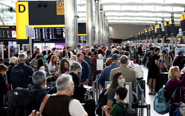 ヒースロー空港には長蛇の列ができている（6月27日、ロンドン）＝ロイター