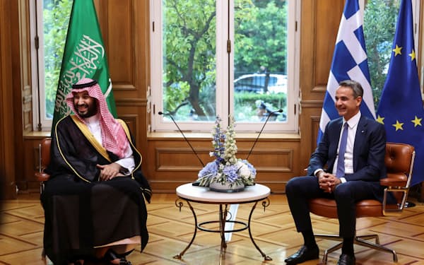 26日、会談するサウジアラビアのムハンマド皇太子㊧とギリシャのミツォタキス首相（アテネ）=ロイター