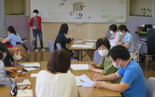 磐田市は企業と組み独自予算による対話型日本語教室を始めた（同市竜洋交流センター）