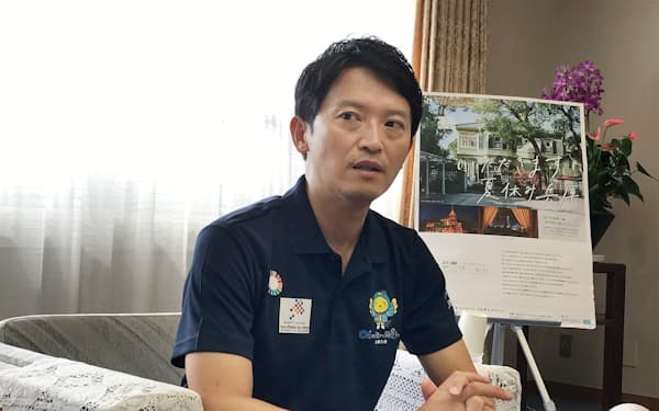インタビューに応じる兵庫県の斎藤元彦知事（27日、神戸市）