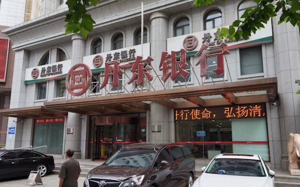 遼寧省が公的資金を注入した丹東銀行の店舗（同省大連市）