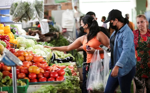 People buy fruits and vegetables inside a market, as the Panamanian government announced it will regulate the price of 72 food items following weeks of angry protests and street blockades demanding the government take measures to stem the quickly rising cost of living, in Panama City, Panama July 25, 2022. REUTERS/Erick Marciscano
