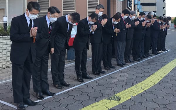 21県の知事らが近鉄大和西大寺駅前で弔意を示した（28日、奈良市）