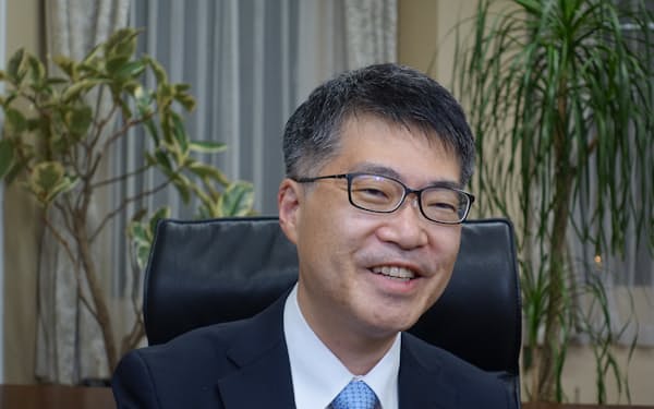 東京大学工学部長の染谷隆夫教授