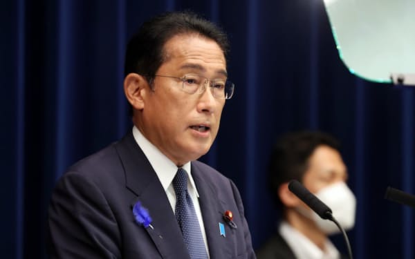 岸田文雄首相は記者会見で、今冬、原発を最大9基動かすと表明した（7月14日、首相官邸）