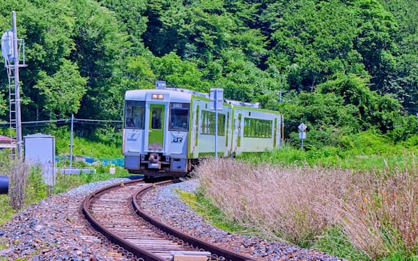 山間部を走るローカル線のJR山田線(28日、盛岡市)