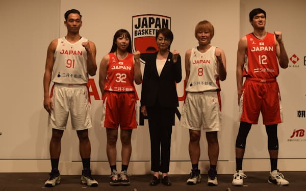 新たに契約したジョーダン・ブランドのユニホームを着用してポーズをとるバスケットボール日本代表候補選手ら