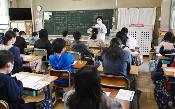 全国学力テストに臨む児童(4月、大阪府内の小学校)
