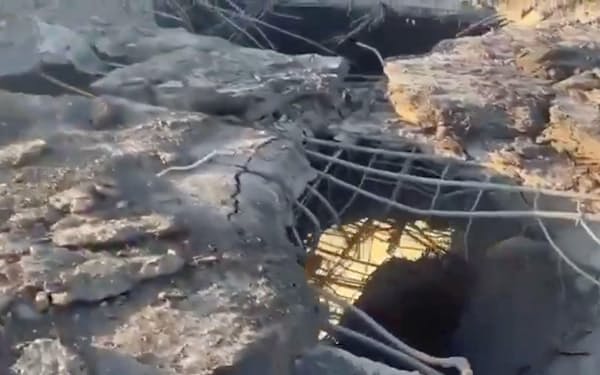 ウクライナ軍が破壊した南部ヘルソン州のアントノフ大橋（27日にソーシャルメディアに投稿された映像から）＝ウクルインフォルム提供・ロイター