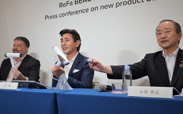 ＭＴＧの松下剛社長（写真中央）と新開発したモーターを手に持つ日本電産の小部博志副会長（写真右）（28日、東京・中央）
