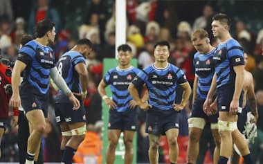 ウェールズに敗れ、肩を落とす斎藤(右から3人目)ら日本の選手(15日、カーディフ)=ロイター