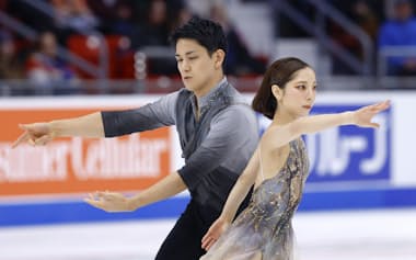 ペアフリー 演技する三浦璃来㊨、木原龍一組(15日、レークプラシッド)=共同