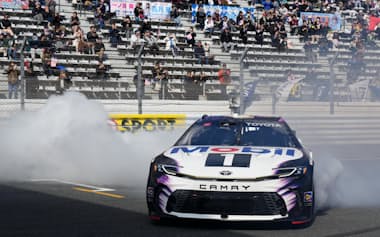 トヨタの「カムリ」が走行パフォーマンスを披露した(16日、静岡県小山町)