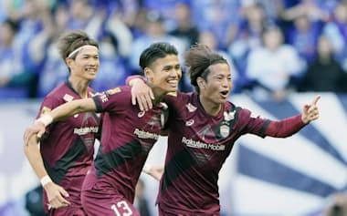 神戸―広島の前半、先制ゴールを決め、駆け出す神戸・永戸(右)=共同