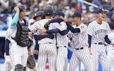 山梨学院に逆転サヨナラ勝ちし、喜ぶ九州国際大付ナイン(16日、神宮)=共同