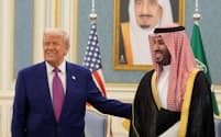 サウジを訪問したトランプ米大統領を笑顔で迎えるムハンマド皇太子(5月、リヤド)=AP