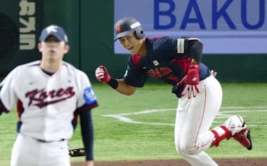 四回、中前に適時打を放つ佐々木(東京ドーム)=共同