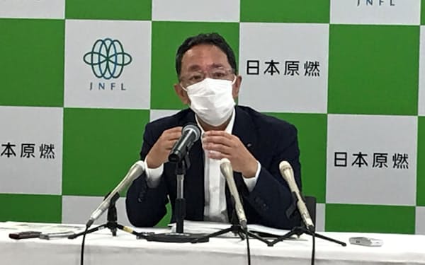 記者会見で延期検討を表明する日本原燃の増田社長（29日、青森市内）