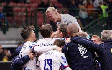 サッカーワールドカップ欧州予選I組 ノルウェーがイタリアに4-1で逆転勝ちし、7大会ぶり4度目の本大会出場を決めた(16日、ミラノ)=ロイター