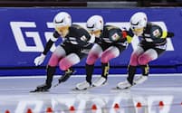 女子団体追い抜き 滑走する(左から)高木美帆、野明花菜、佐藤綾乃(16日、ソルトレークシティー)=共同