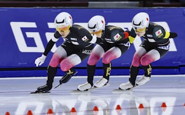 女子団体追い抜き 滑走する(左から)高木美帆、野明花菜、佐藤綾乃(16日、ソルトレークシティー)=共同