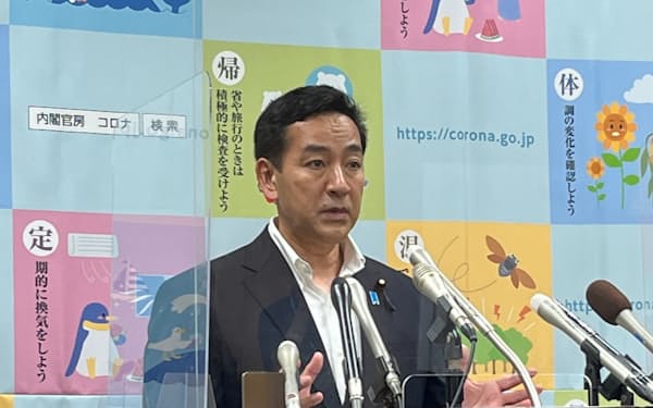 記者会見する山際経済財政・再生相